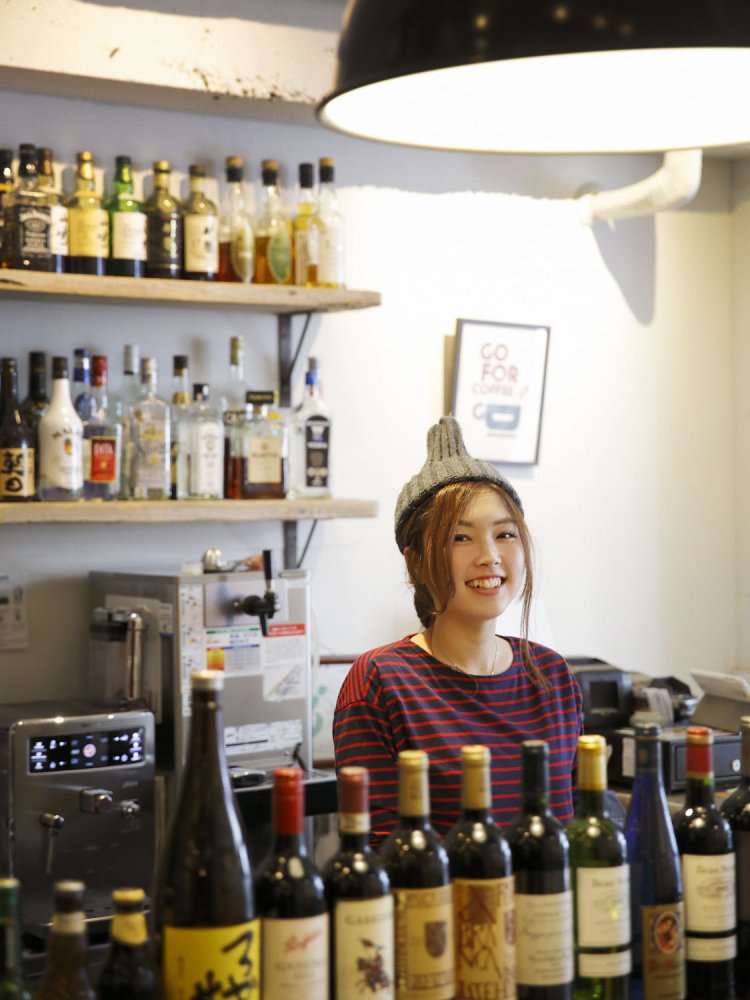 コンクリートむき出しの武骨な内装が、BGMとマッチ。