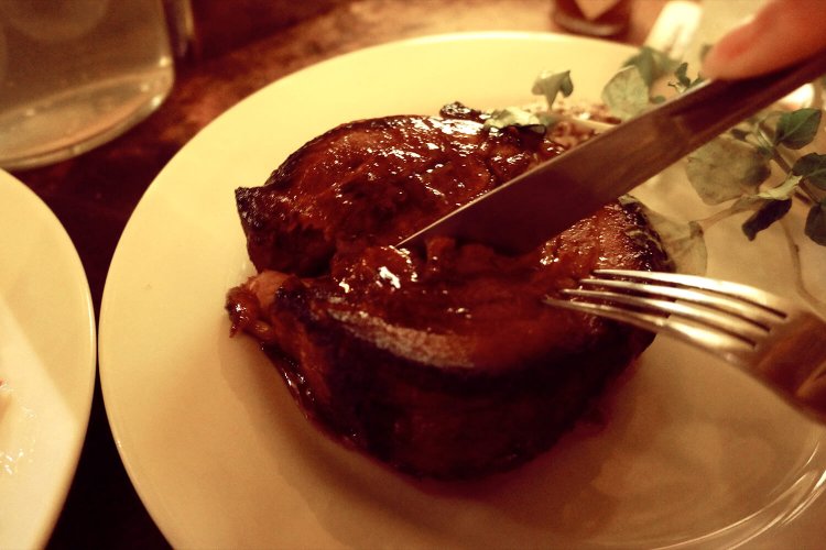 フォークとナイフで食べるチャーシュー