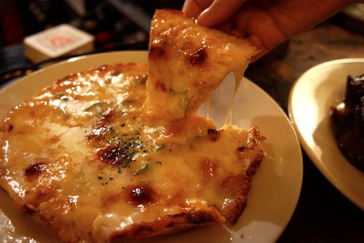 「ミックスピザ」1300円。持ち上げる手に負荷がかかるチーズの量