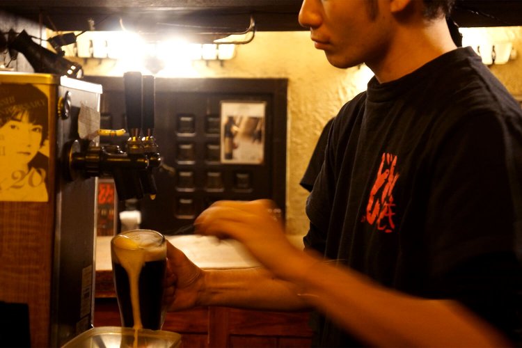 丁寧に泡を作りながら注いでくれる