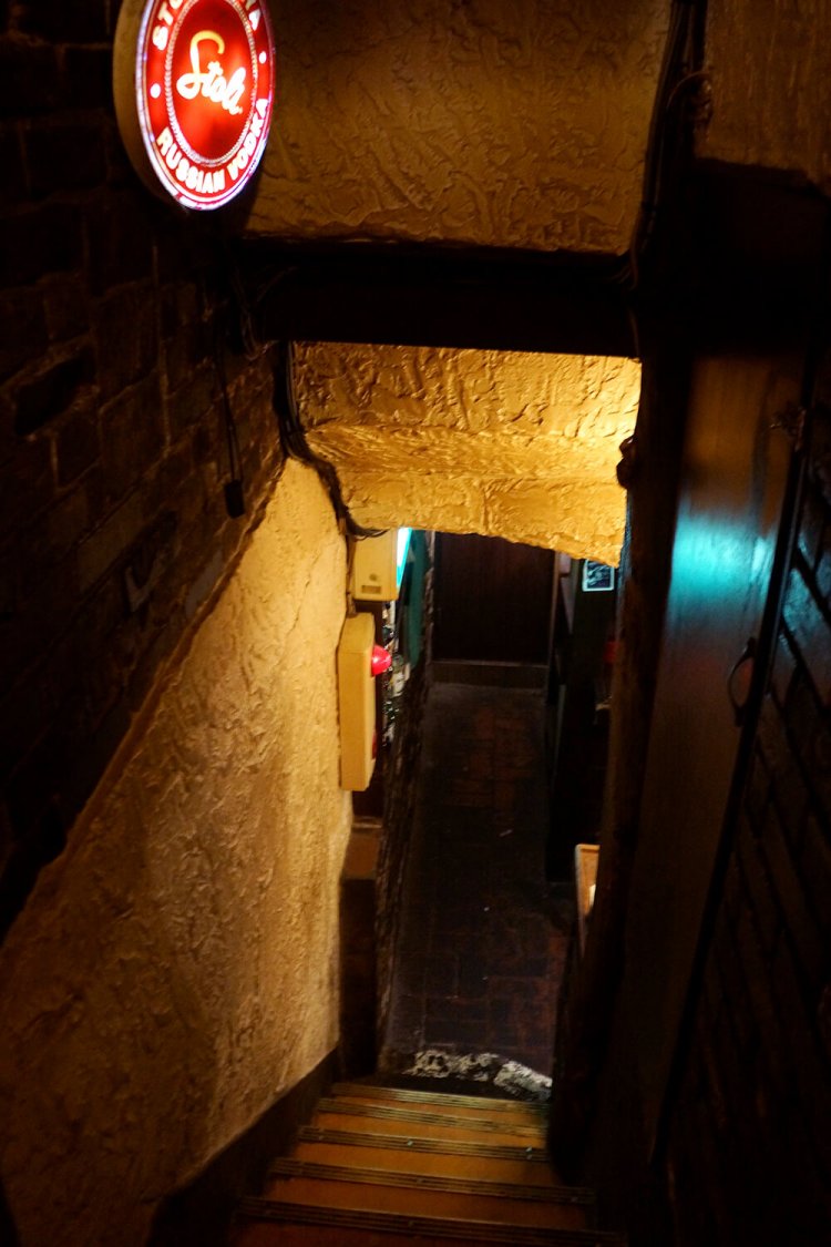 地下へと続く階段の先からも、ワイワイと活気溢れる声が聞こえてくる