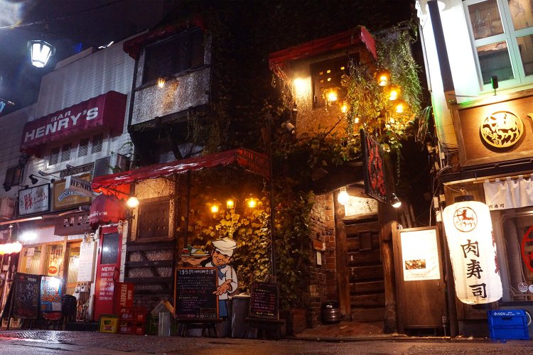 真ん中の店。この雰囲気だ…