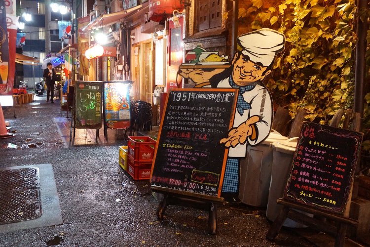 店前の看板にお店の歴史が書いてある