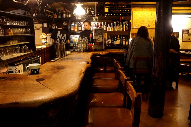 使い込まれたカウンターに歴史を感じる