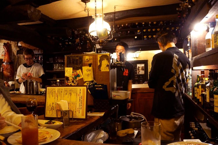 若い店員さんがにぎやかに働く店内