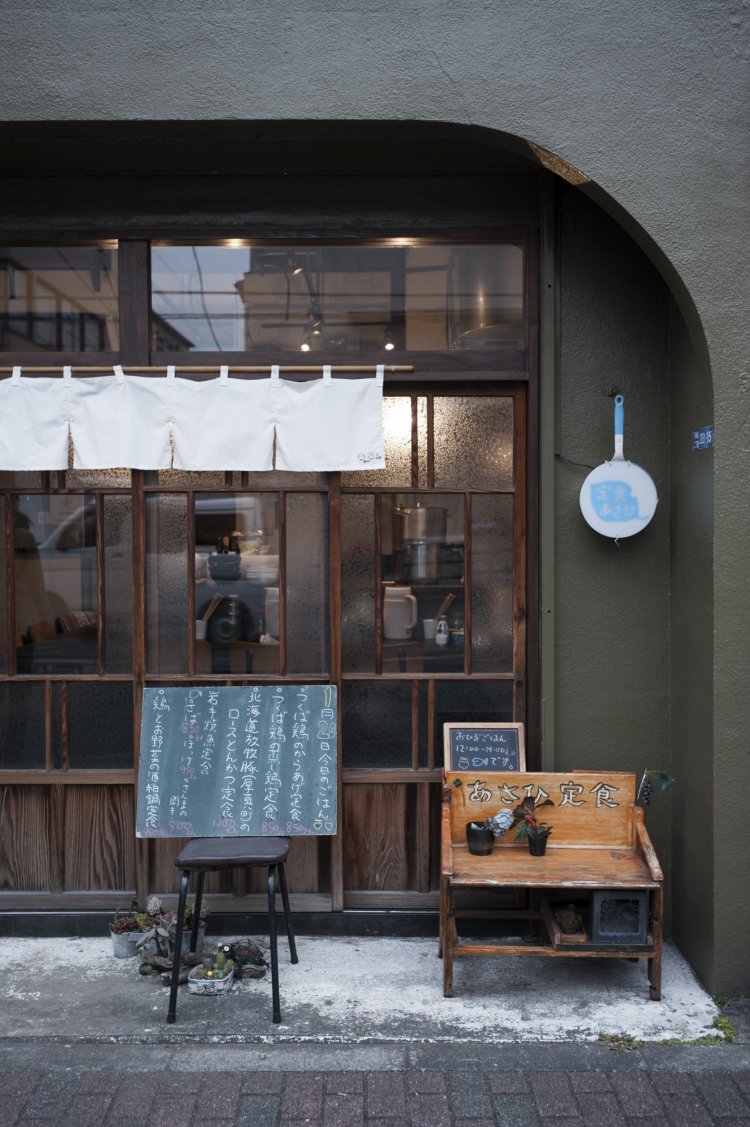 ガラスの引き戸が小粋。