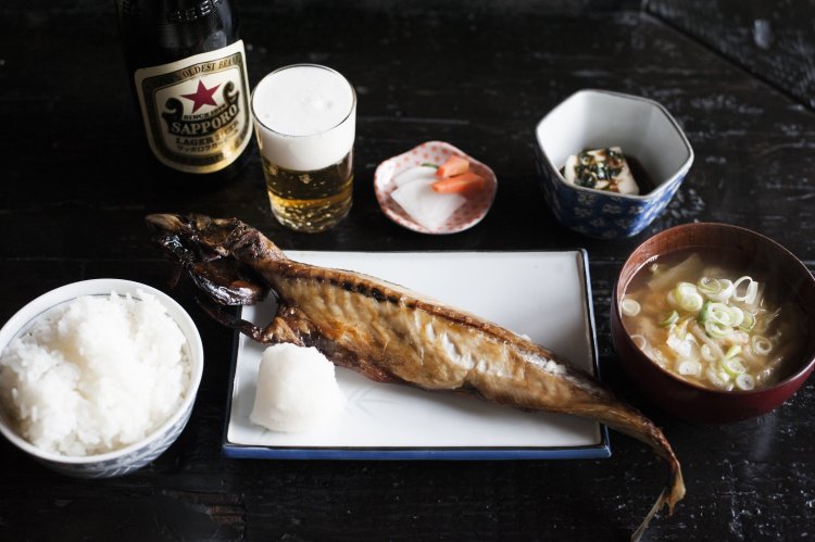 岩手焼魚定食のさば850円は小鉢付き。サッポロ赤星600円も。