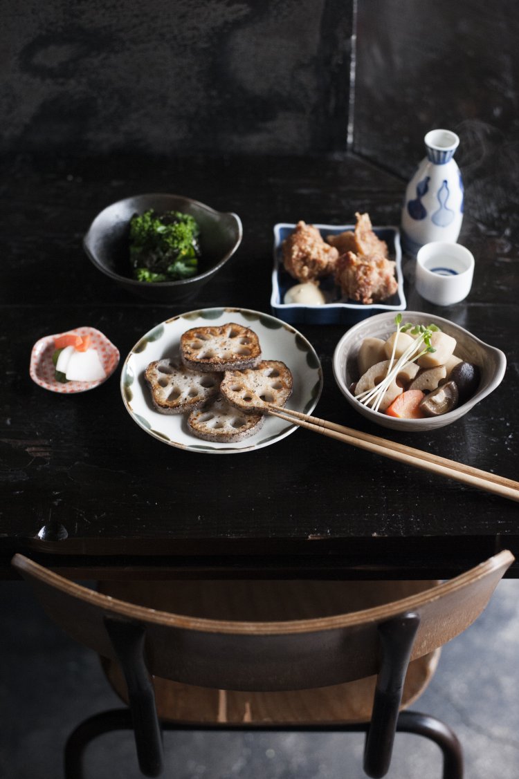 れんこん焼き380円、根菜の煮物500円、からあげ1つ150円、日本酒1合600円。