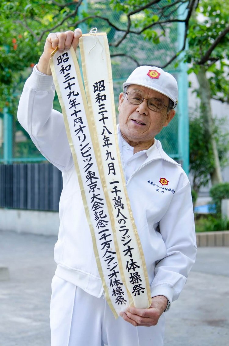 50年以上も前のペナントを持つ副会長の荒井さん。