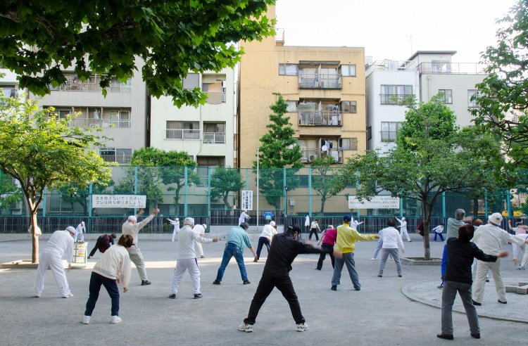 「ラジオ体操中継放送再開の地」である松葉公園。なお、こちらのラジオ体操会は元日も含め、年中無休。小雨程度なら決行するというから、うーん、気合入ってます……。