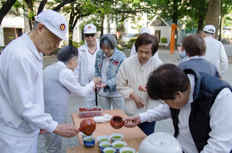 元気よく体を動かした後は、佐々木会長から煎茶が振る舞われる。この日は梅干しがサービスで付いてきた。