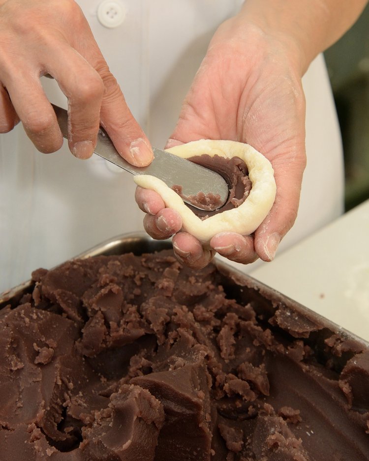 人気ナンバーワンのこしあんぱん170円には製餡所のトップブランド「北の雫」を使用。