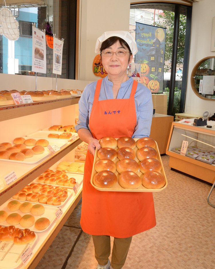 焼きたてのあんぱんがずらり。