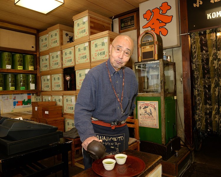 ご主人がお茶を淹れてくれたり、話を弾ませながら茶葉を選べるのも下町ならでは。