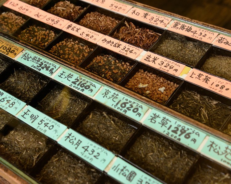 常時32種類が揃う。荒づくり茶200g1728円、自家製ほうじ茶100g324円。