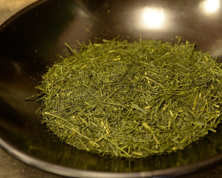 香り豊かな静岡産の松苑100g1080円。