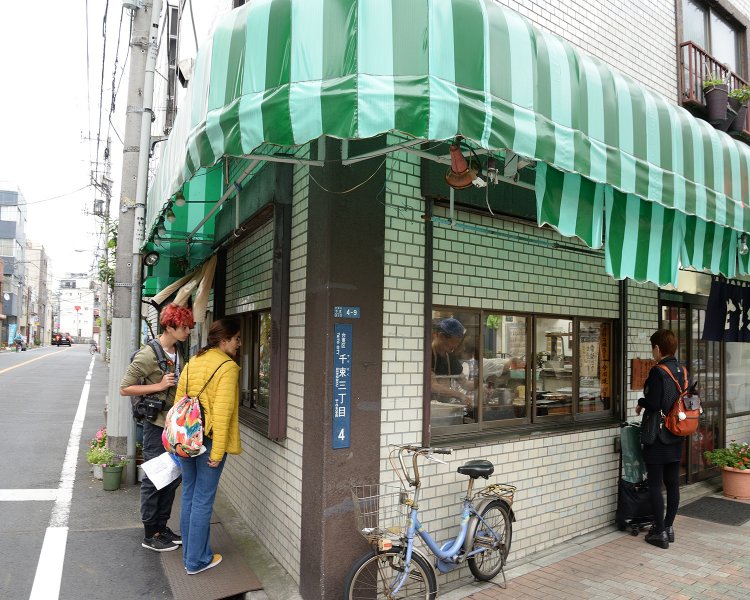 店内でも飲食可。たこ焼き350円も旨い。