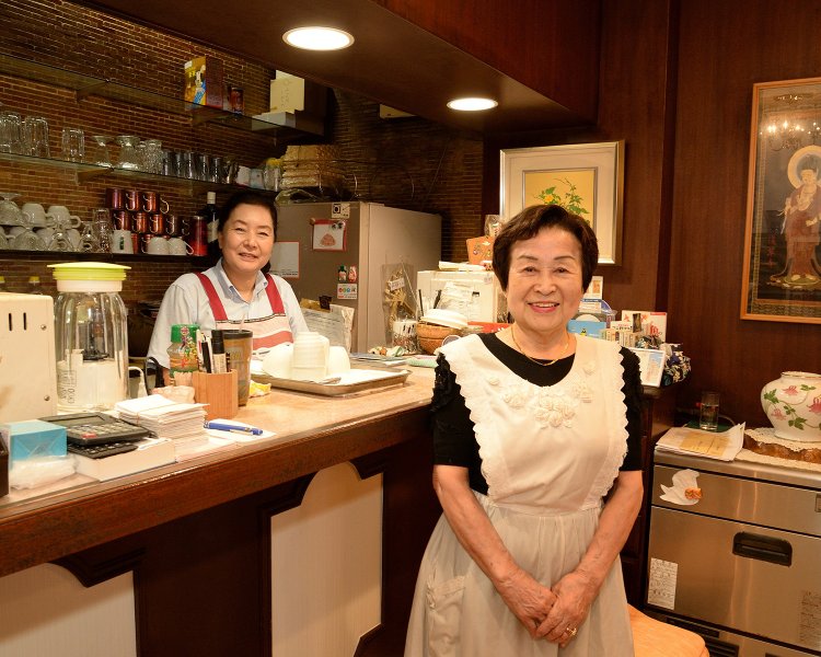 看板母さんの杉平米子さん（右）、その笑顔を受け継ぐ淑江さん。