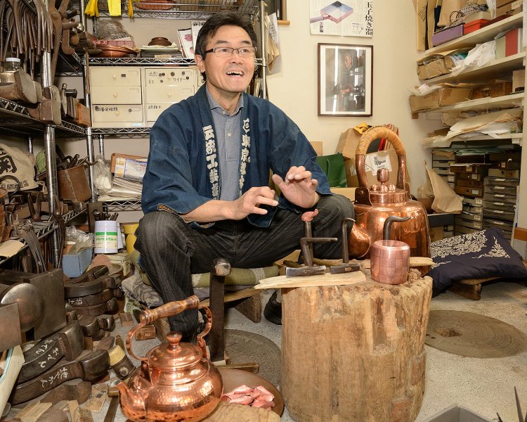 令和元年度東京都優秀技能者を受賞した星野さん。「うちの急須は出が良くて切れがいいのが特徴。口の部分をそう作っている。茶殻止めの穴はぎりぎりまで開けているしね」と教えてくれた。