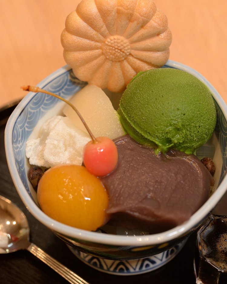 濃抹茶あんみつ840円。最中の皮がパリッと香ばしく、素材の旨さが光っている。