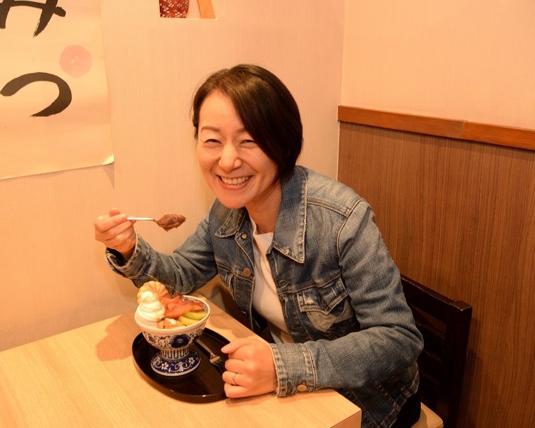 リンゴの赤ワイン煮入りのあんみつベルサイユのばら870円。お客さんも幸せそう。