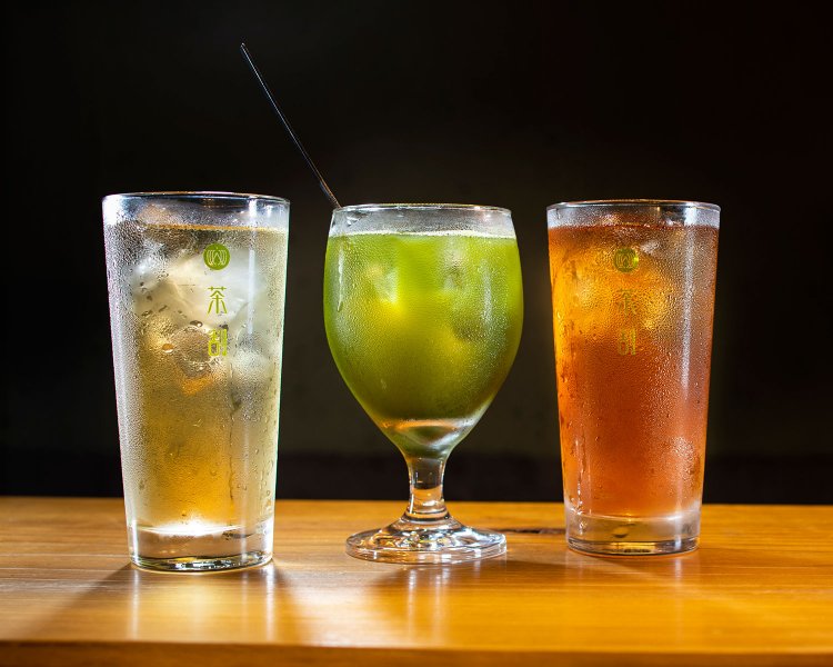 右からアールグレイ×ブランデー495円、抹茶×ラム605円、阿波番茶×泡盛550円。