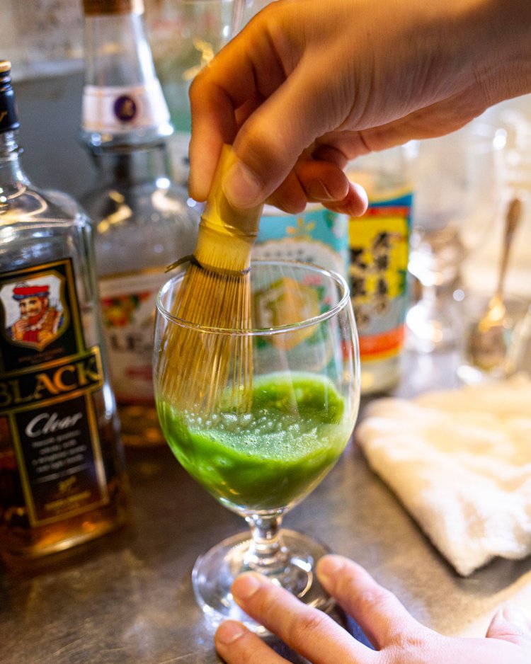 茶筅で「の」の字を描くように抹茶を点てる。