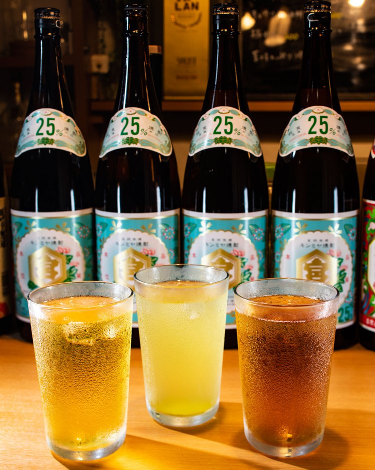 右から東方美人ハイ、緑茶ハイ、凍頂烏龍ハイ（すべて500円）。