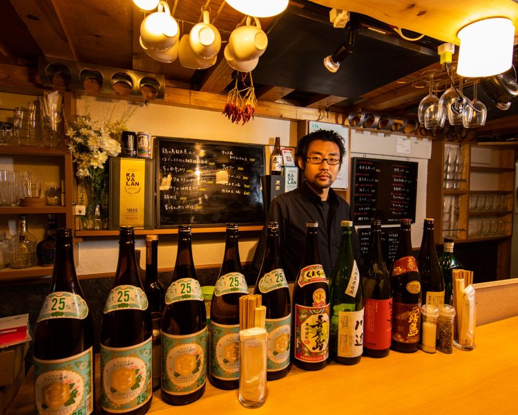 お茶を語りだすと止まらない水野さん。特に要望がない限り、焼酎はキンミヤで作る。