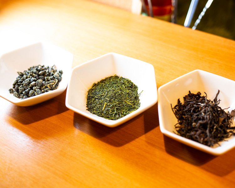 右から東方美人、緑茶、凍頂の茶葉。