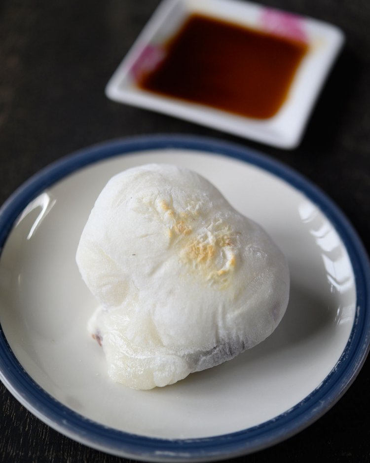 焼いてふくれた塩あんびん。砂糖醤油で食べる人も多い。