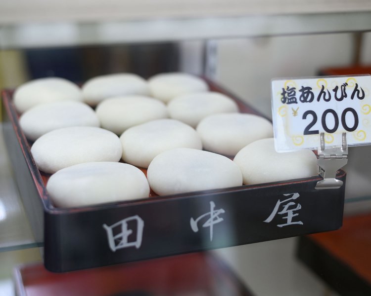 手作りの塩あんびん200円。その日に食べない場合は冷凍保存も可能だ。