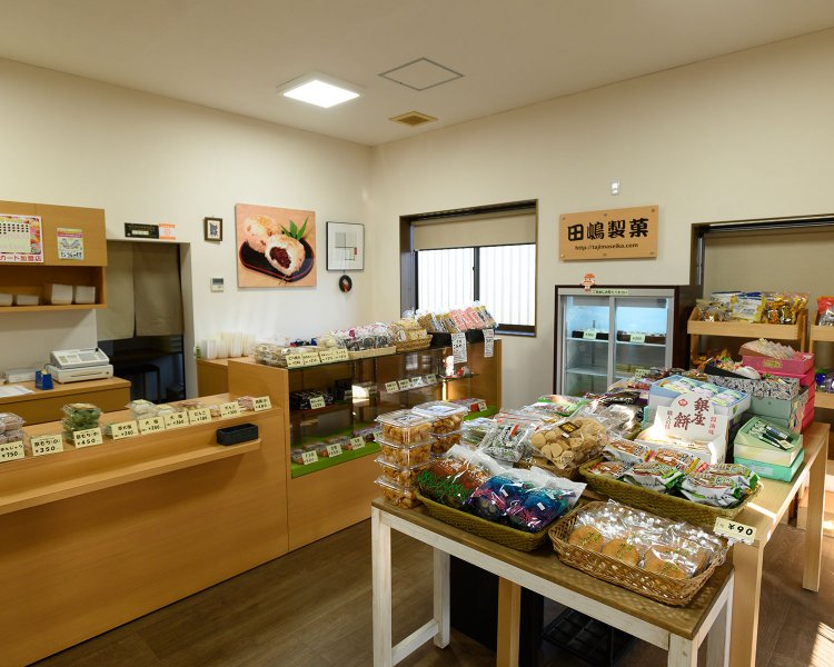 手作りの大福、草餠なども販売する店内。