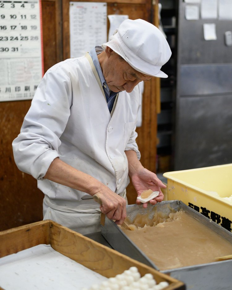 店舗裏の工房。釣鐘最中の白あんを詰める。