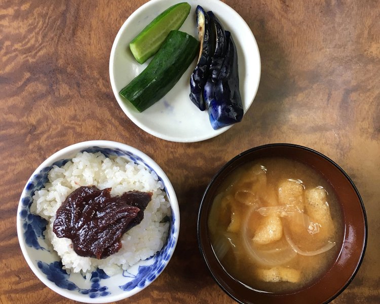 栃木県にある編集部W邉の田舎では盆や正月に「ぼたもち」はこのような形で食卓に上がるそう。