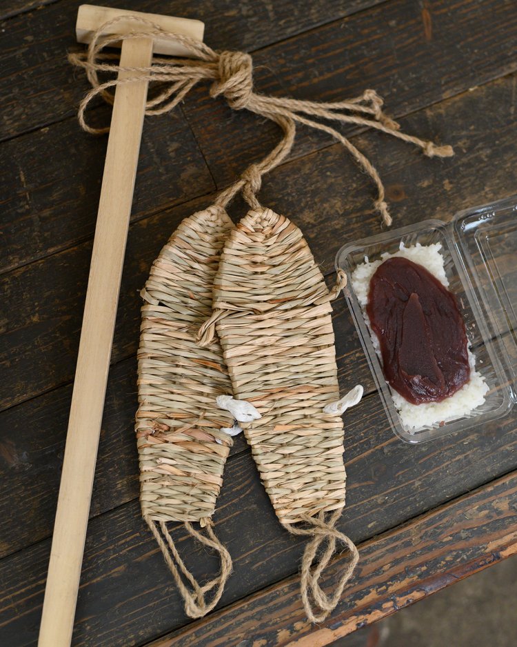 ぼたもちをわらじに塗り墓前に供える風習は茨城県に現存。『高野菓子店』にもわらじがあった。