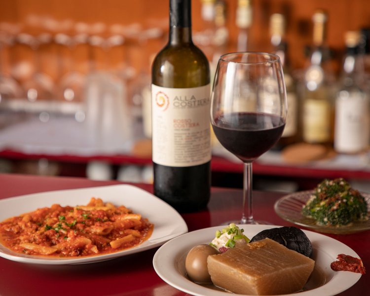 鶏のブイヨンスープで煮込むボリート・トスカーナ風おでんはフルーツトマト385円など。赤ワインのロッソ・コスティエラ869円。