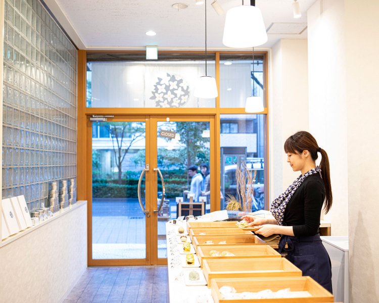 和菓子が映えるすっきりした内装。