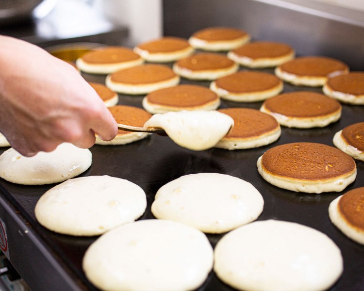 どら焼きの皮は銅板で焼く。