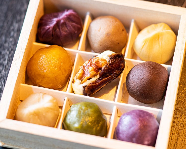 持ち帰りは箱詰めのみ。9 個入り3402円。