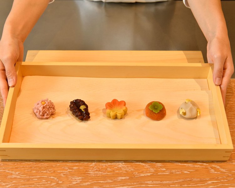 お茶は『日本橋 長門』の和菓子付き。季節ごとに変わる５種類の中から選べる。