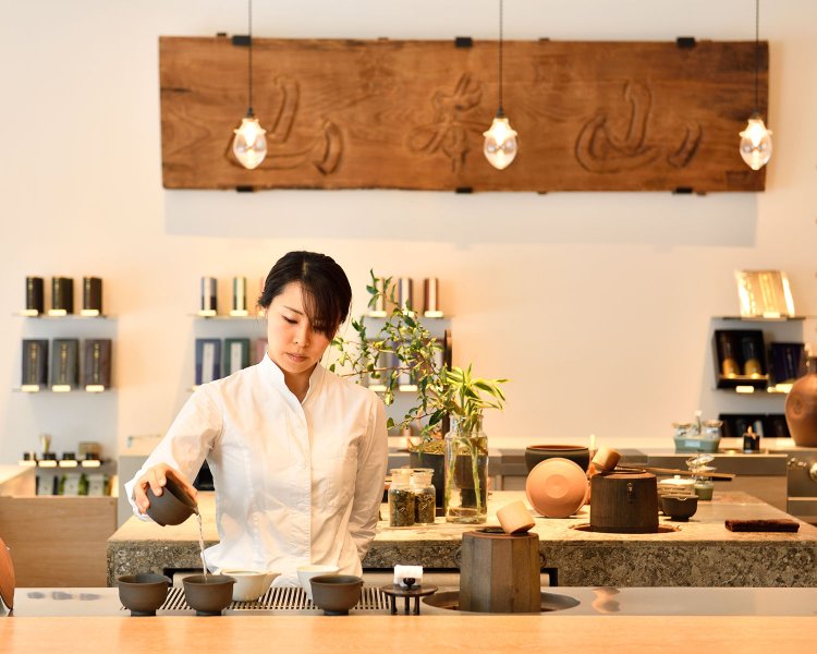 カウンター席の目の前でお茶を淹れてくれる。