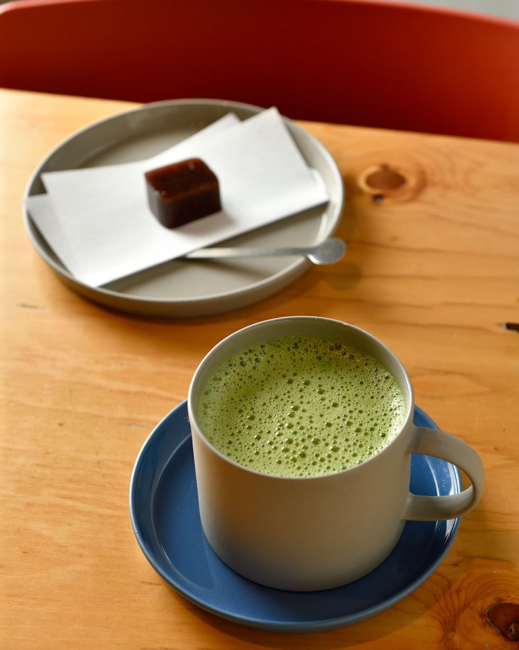 ホット抹茶ラテ550円と本日の玉英堂のお菓子308円。