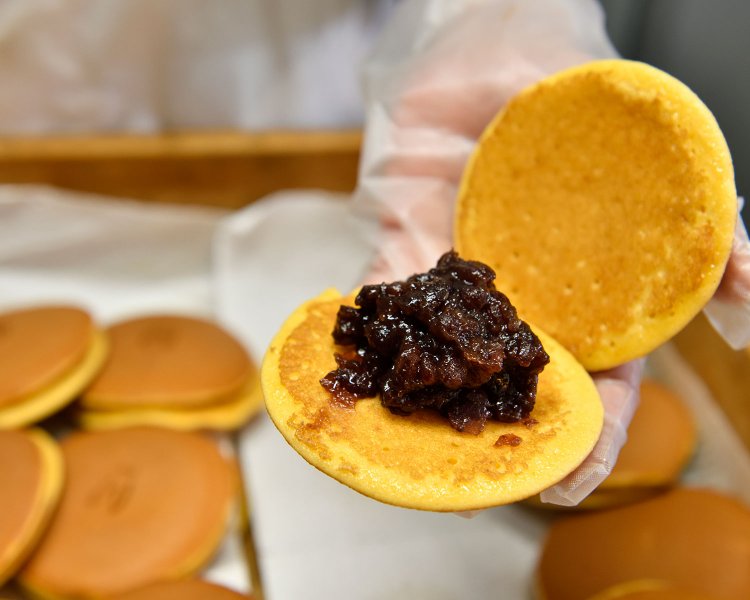 きれいなきつね色のどら焼き230円。