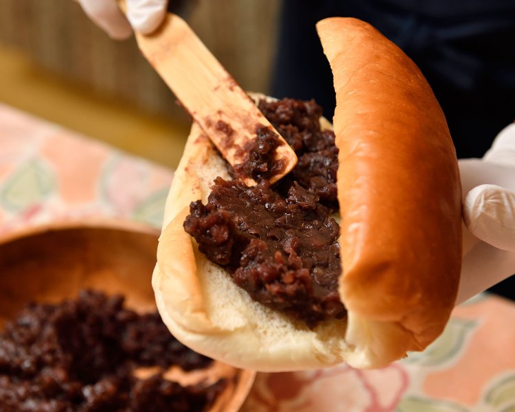 コッペパンあんこ320円。あんこは伸ばさずのせるように入れていく。