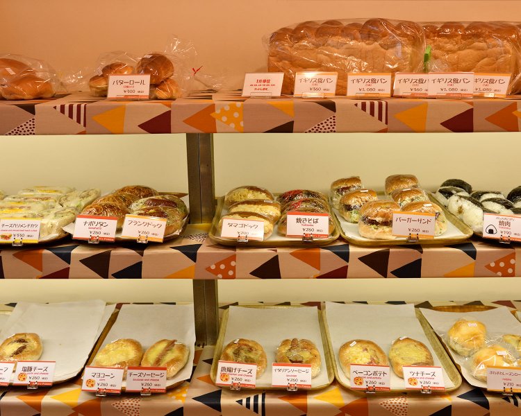 菓子パンもおかずパンも豊富にあり目移りする。