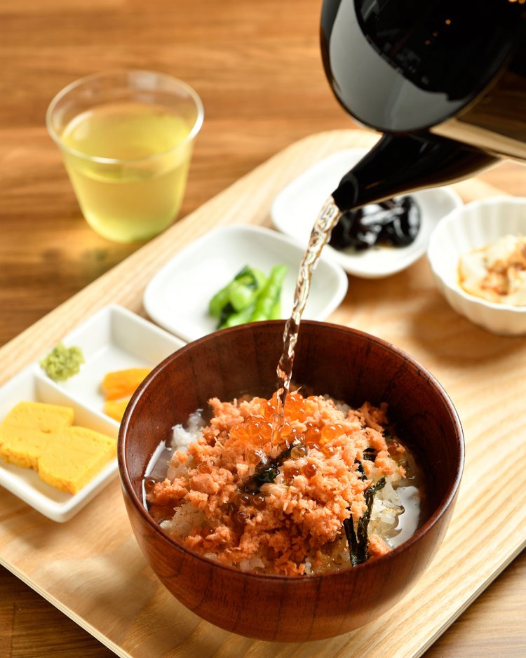 お茶漬けランチセット968円は平日限定でお茶飲み放題。