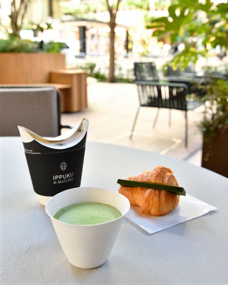 本日の品種800円、抹茶チョコレートクロワッサン500円。後ろは持ち歩き用の紙製カップ。