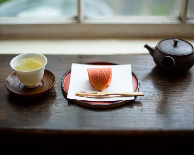 上生菓子350円（写真は照葉）は吉祥寺『茶の湯菓子 亀屋萬年堂』製。毎週木に新作登場。特天竜茶在来600円は3煎重ねて香味変化を堪能。