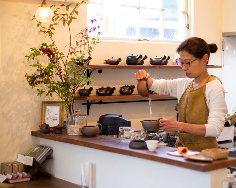「朝起きたらまず、日本茶が飲みたいんですよね」と、店主の近藤祐子さん。